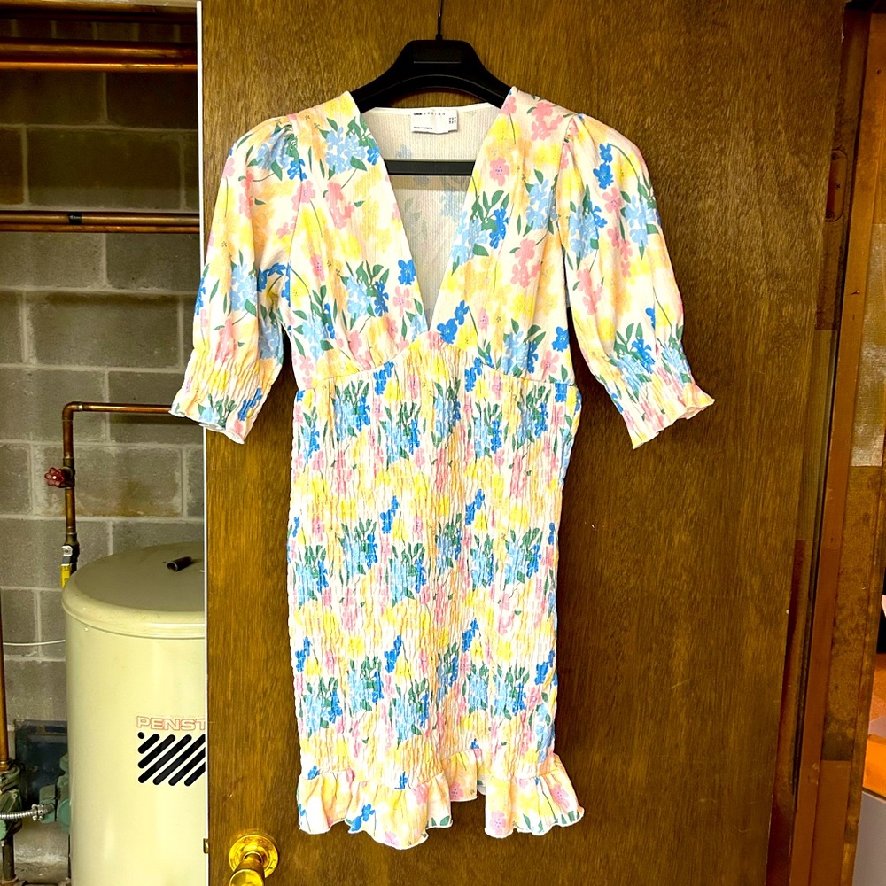 Beautiful dress, yellow with flowers. Perfect for spring in perfect condition!